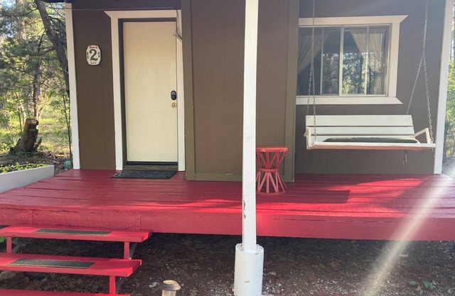 Cabin 2 – Fox's Lair - Queen Bed, Fireplace, Kitchen, Porch Swing