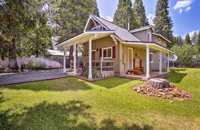 Cabin with Backyard Space - half Mi to Trinity Lake!