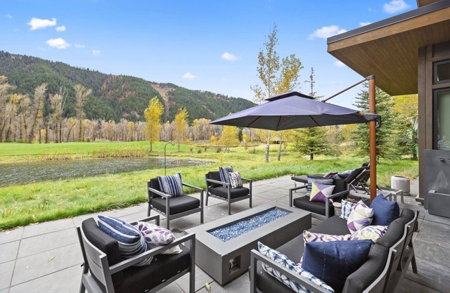 Beautiful Views and Snake River Sporting with Club Access to Amenities