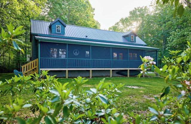 Cabin with Fishing Pond and Gorgeous Bluff Views!