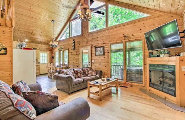 Cabin with Hot Tub and Deck about 7 Mi to Pigeon Forge!