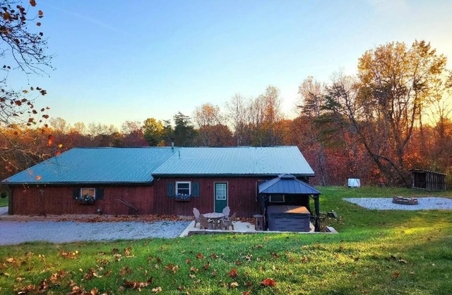 Cabin with Hot Tub~Firepit~Games