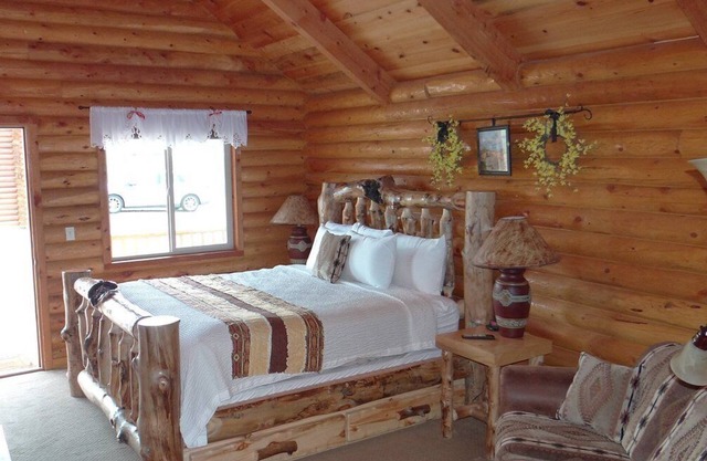 Cabin with King Bed at Bryce Canyon Log Cabins