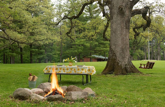 Cabin with Kitchen, Whirlpool Tub & Bonfire Pit Near Starved Rock State Park