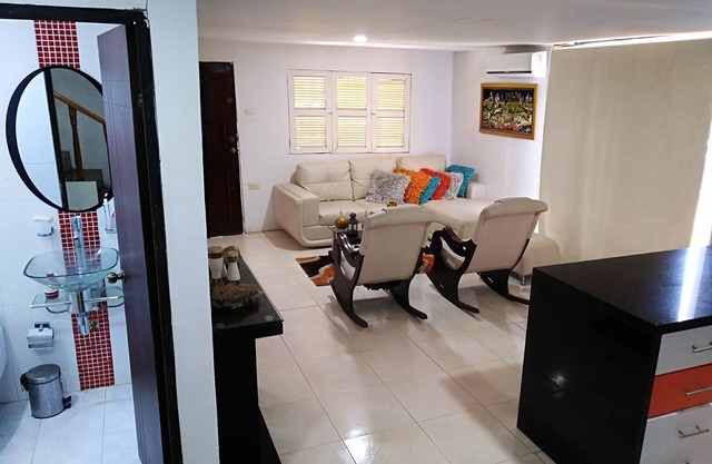 Kabine mit Blick auf das Meer und den Wald