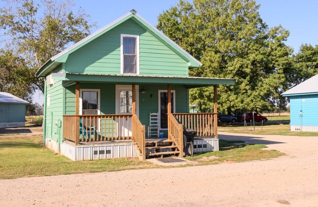 Cabin with sleeping loft in peaceful pecan orchard on Lake Chicot