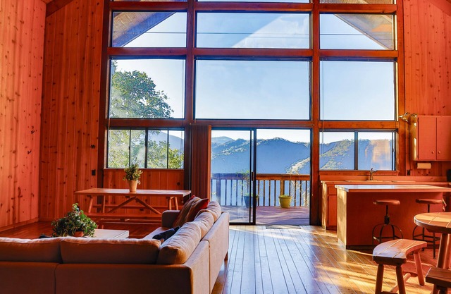 cabin with spectacular views surrounded by miles of parkland