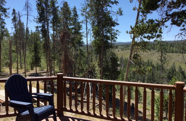 CABIN with STUNNING views on Bear River, HOT TUB access, ATV rentals available