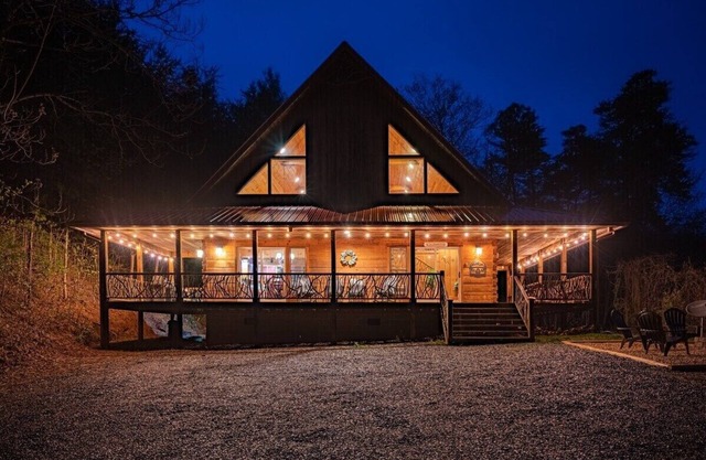 Cabin With Views, Hot Tub, Minutes From Downtown, Bryson City NC