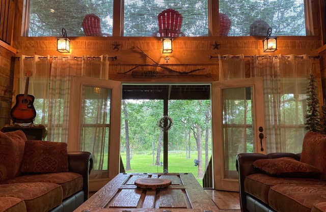 CabinOnTheCreek-Lake Limestone! rustic charm, Kayaks! Canoe! fire-pit! pets!