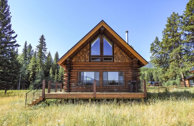 Schöne Log Cabin, einen atemberaubenden Blick von Glacier National Park, in der Nähe von Polebridge