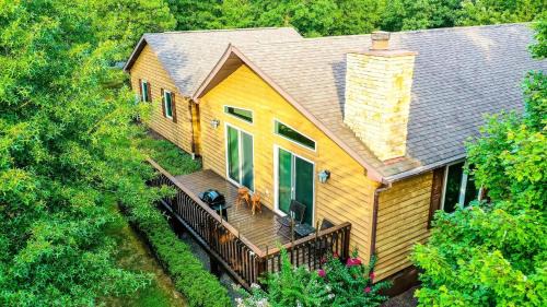 Cacapon Connected - Wifi, Fire Pit, Game Room, King Bed, Deck, Grill, Fireplace, Pet Friendly, Garage for mountain bike storage