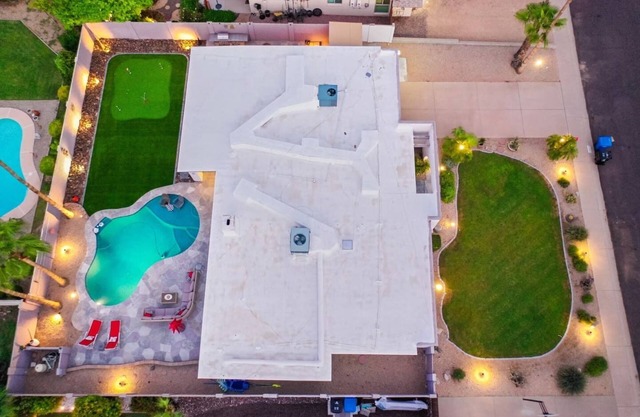 Cactus Manor, Heated Pool ! Putting Green! Centrally located