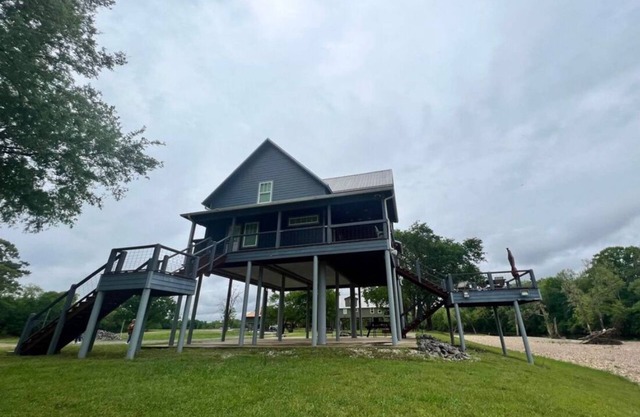 Caddo Lookout: Waterfront cabin with two decks and amazing views.