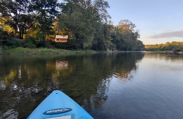 Caddo River Shack - 2 secluded acres with Kayaks and outdoor tub - Pet Friendly