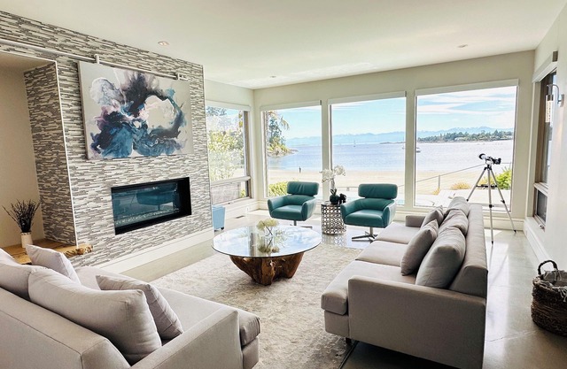 Caddy Bay Beach House B&B: Oceanfront, Hot tub & Swim spa, south facing, modern