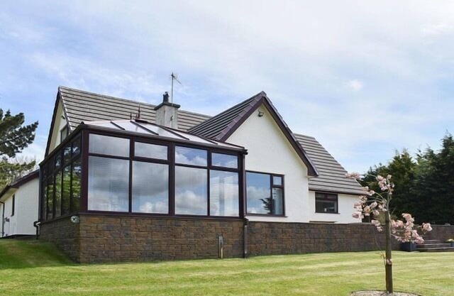 CAE COCH, pet friendly, with a garden in Benllech