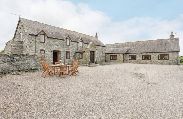 CAERDEGOG GANOL, pet friendly, with open fire in Cemaes Bay