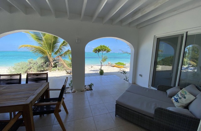 Caicos Cottage, 2bd/2bath Beachfront Villa w/pool on Whitby Beach
