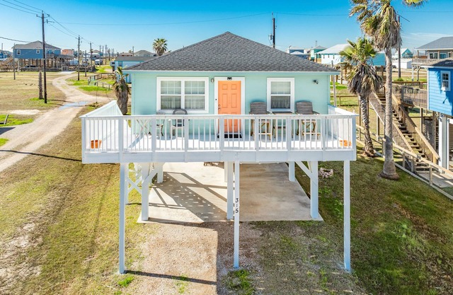 Caisson Cottage - Cozy Home a Short Walk to the Beach