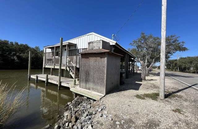 Cajun Saint Outdoors - Cozy Camp Over The Water