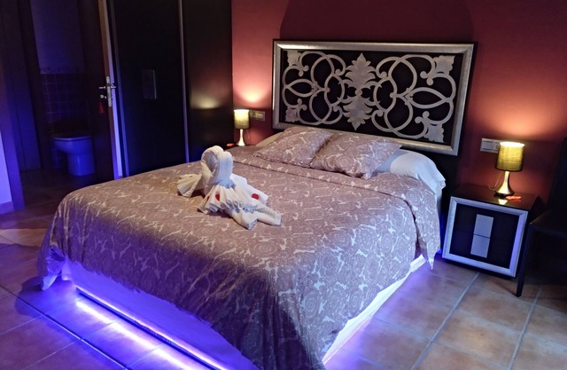 Cal Farris, Jacuzzi, Bett mit Bewegung, Tantrischer Sessel, Pool, ...
