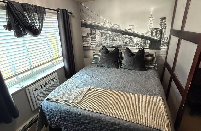 Cal King bed, free parking, by Downtown & Clinic