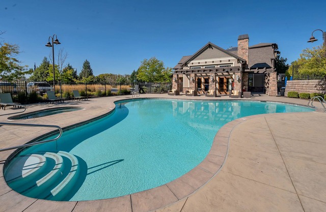 ★ Luxurious Cal-King Suite ★ Fantastic View ★Gym, Spa/Hot-Tub★Queen Sofa Sleeper