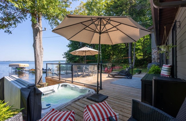 Calabogie Lake Cottage, walking distance to ski hill