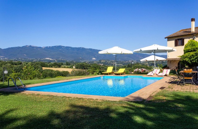 Schöne Villa mit Pool in Sabina 4-8 Betten und großem Pool