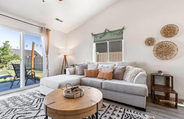 Caldwell Boho Farmhouse 3 Bedroom Private Home