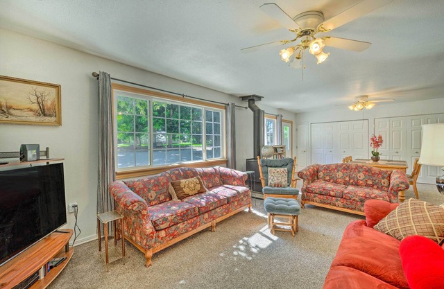Caldwell Country Home on Quiet Acreage