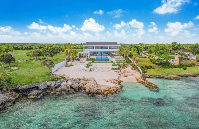 Caleton 24: Amazing ocean front villa w/ beach, pool, full staff & golf carts