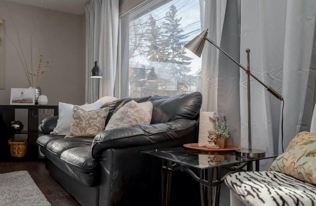 Calgary 2BD w Laundry