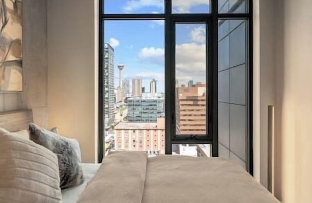 Calgary Tower View |King Bed | 2BR |AC | Pool |Gym
