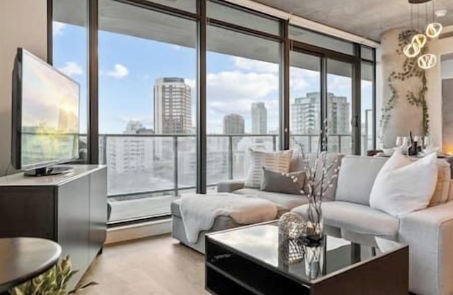 Calgary Tower View | King Bed |AC | Gym | 2BR