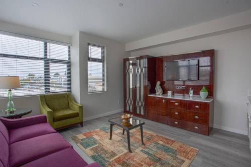 Cali King Size One Bedroom Luxurious Suite in DTSD