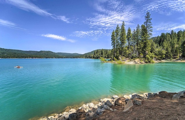 NEW! Cozy Cottage w/ Kayaks & Deck, Walk to Lake!