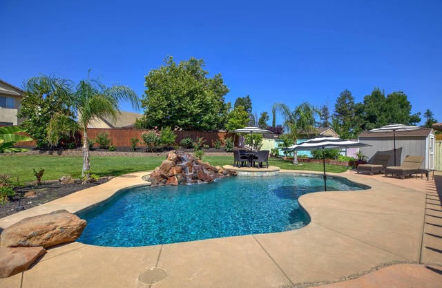 California Poolside Paradise