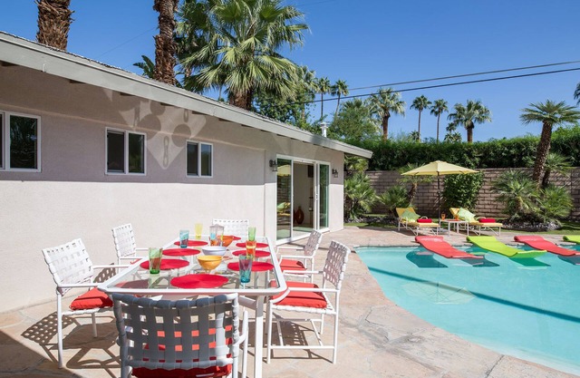 California Ranch, Pool and Sunshine In Deepwell Estates! Centrally Located! Close to downtown Palm Springs