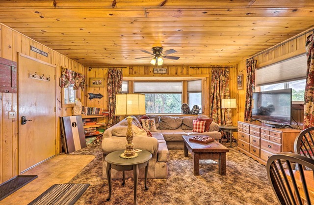 California Retreat w/ Deck, Fire Pit & Grill!