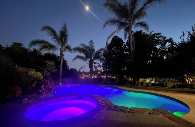 California Tropical Refuge with Pool and Hot Tub accommodating large group of 13
