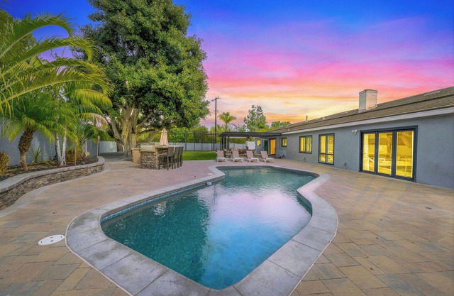 CaliRica 6mi to disney/Heated Pool