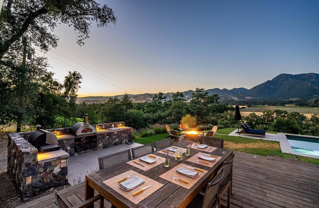 Endless Views, outdoor kitchen and pool/hot tub!