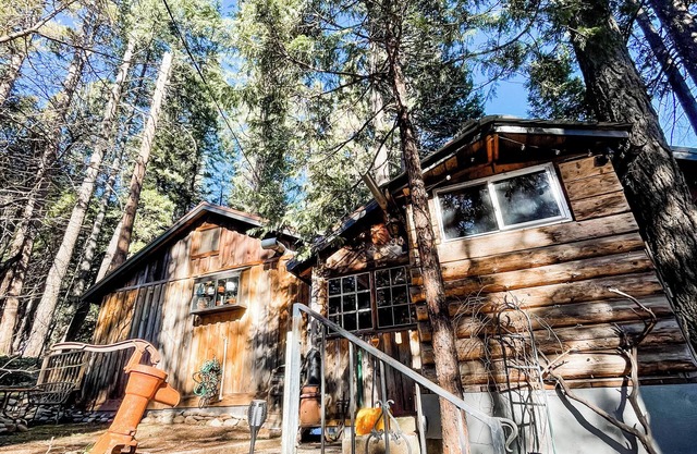 Calling all Adventurers! Charming Rustic Cabin in Perfect Location!