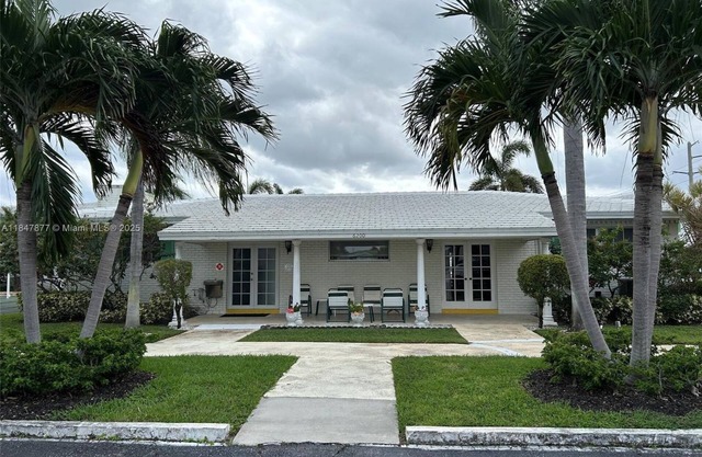 Calling all snowbirds! One bedroom with pool and close to the beach.