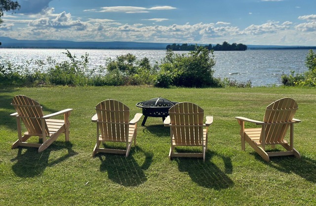 Calling Outdoor Lovers- Rustic Cabin Surrounded by private waterfront