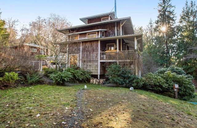 Calm home with community firepit, space heater, deck, balcony - beach access