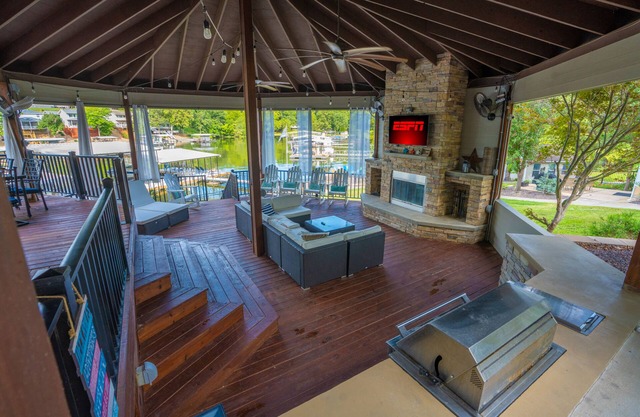 CALM, PEACEFUL COVE! Lakefront Oasis w/ guest house + no stairs to huge dock!