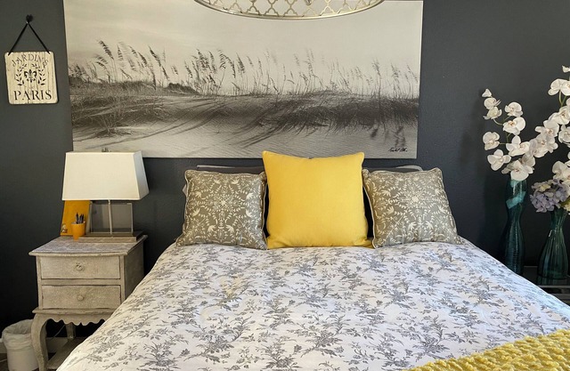 Calm, Serene Paradise awaits you 12 blocks from Beach. Check our amenities!